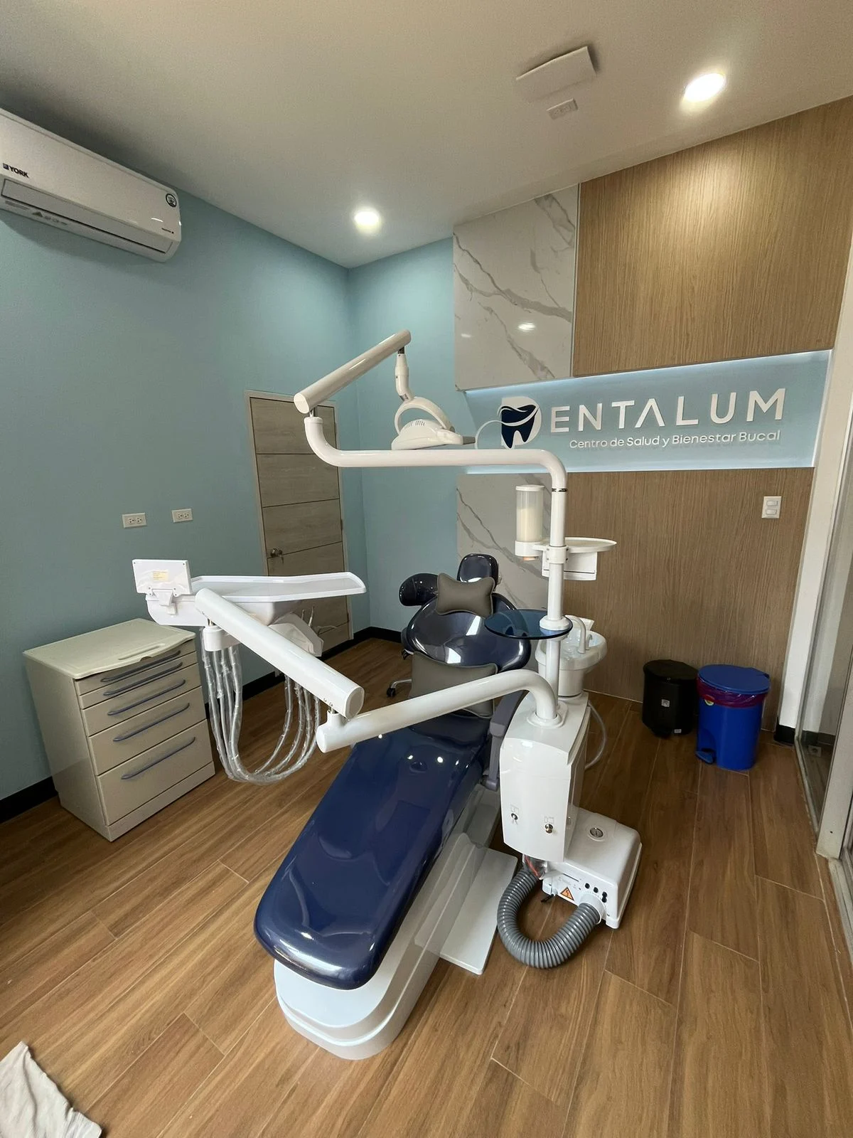 Sala de tratamiento de Dentalum con el sillón dental y el rótulo retroiluminado