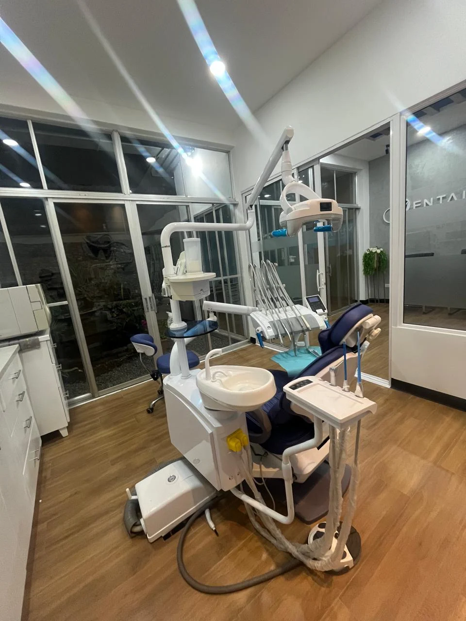 La segunda sala de tratamiento de Dentalum, con el equipo dental y ventanales al patio
