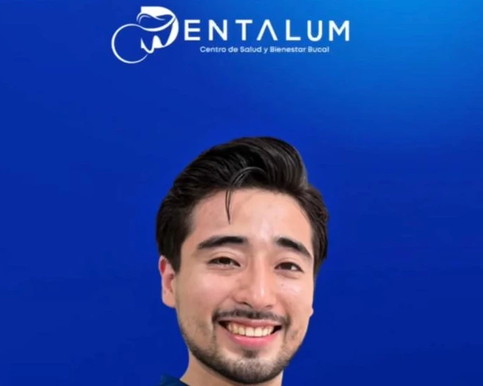 Retrato del Dr. Daniel Larios, odontólogo de Dentalum