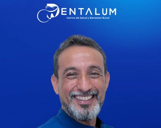 Retrato del Dr. Efraín Larios, odontólogo de Dentalum